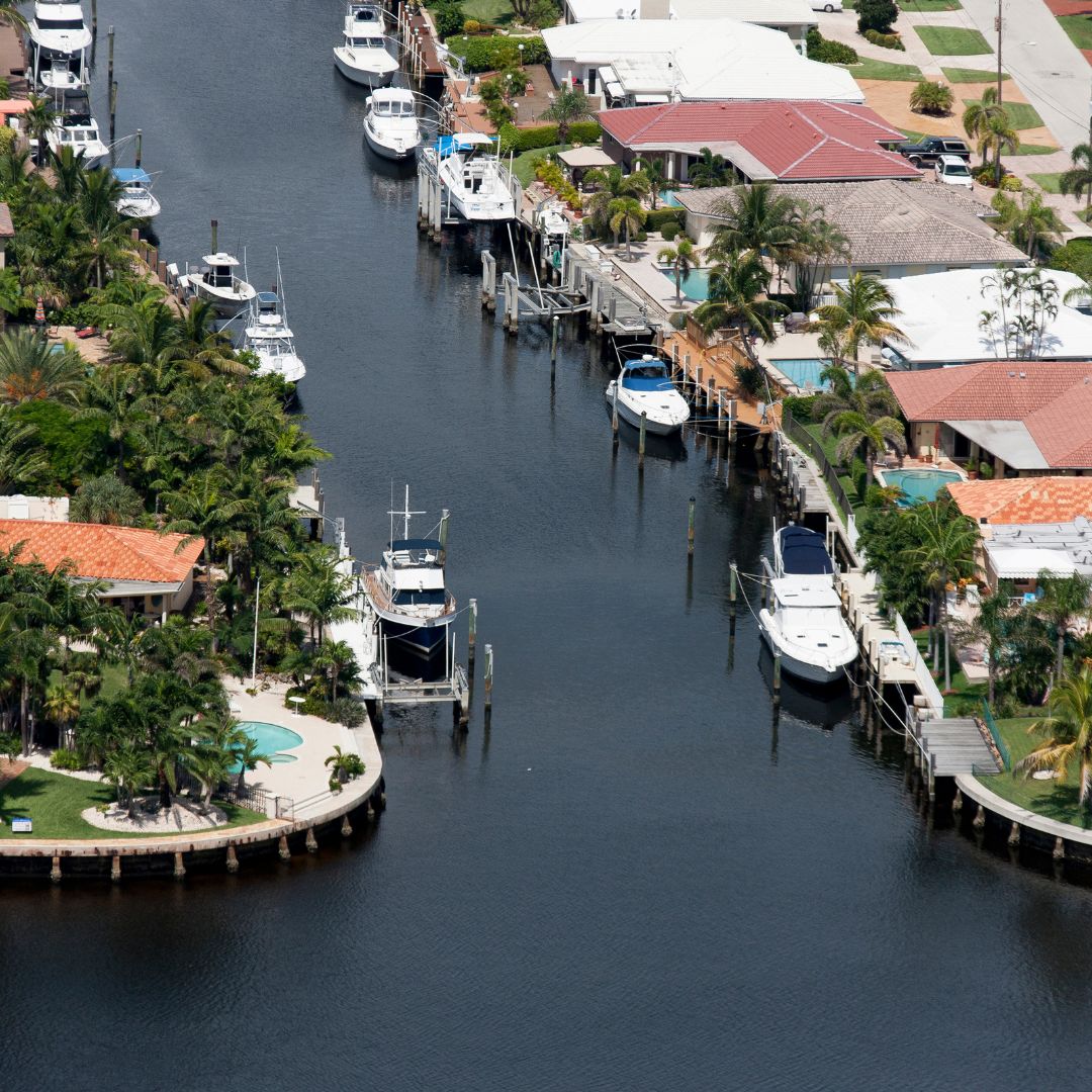 overview of houses with water access and boats