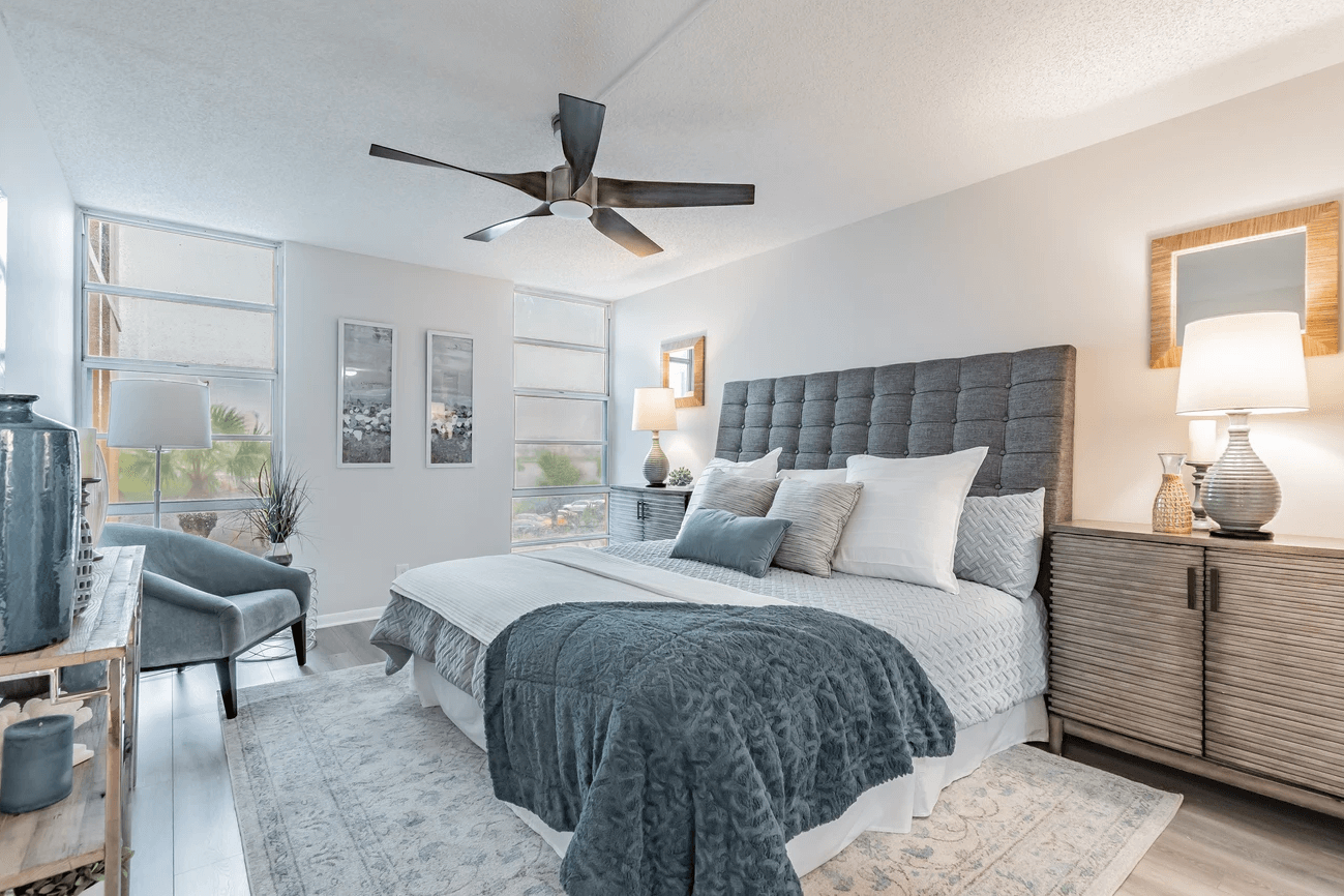bedroom with ceiling fan